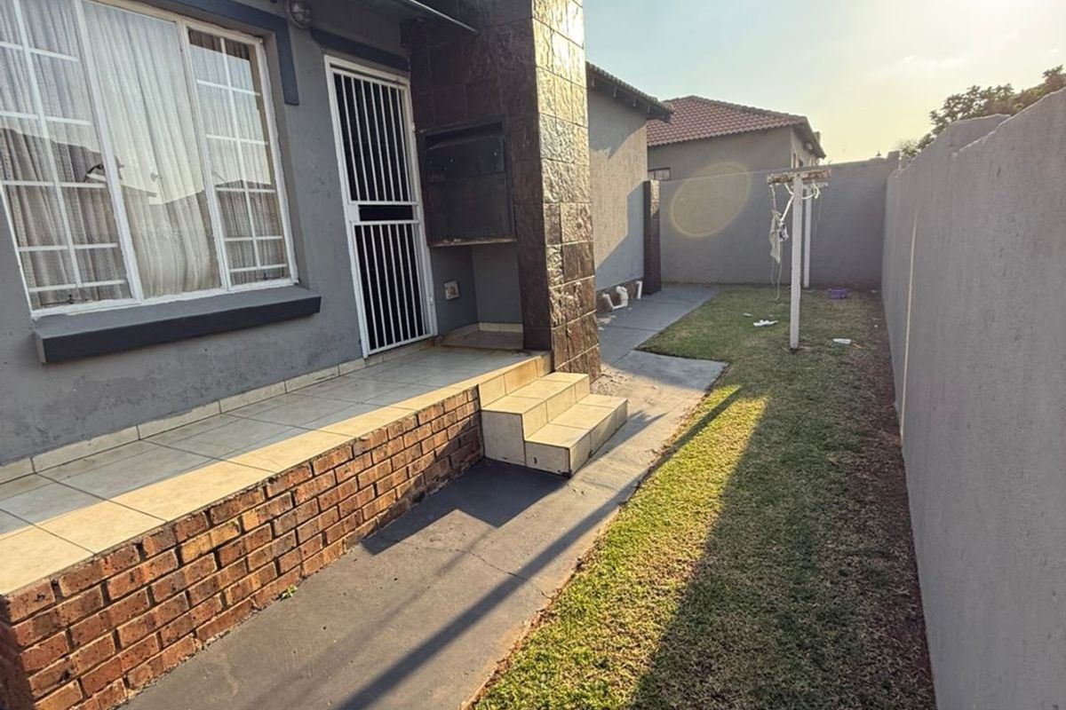 Comfort & Secure Living in a Sought-After Security Complex - Photo 2