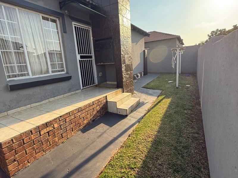 Comfort & Secure Living in a Sought-After Security Complex - Photo 2