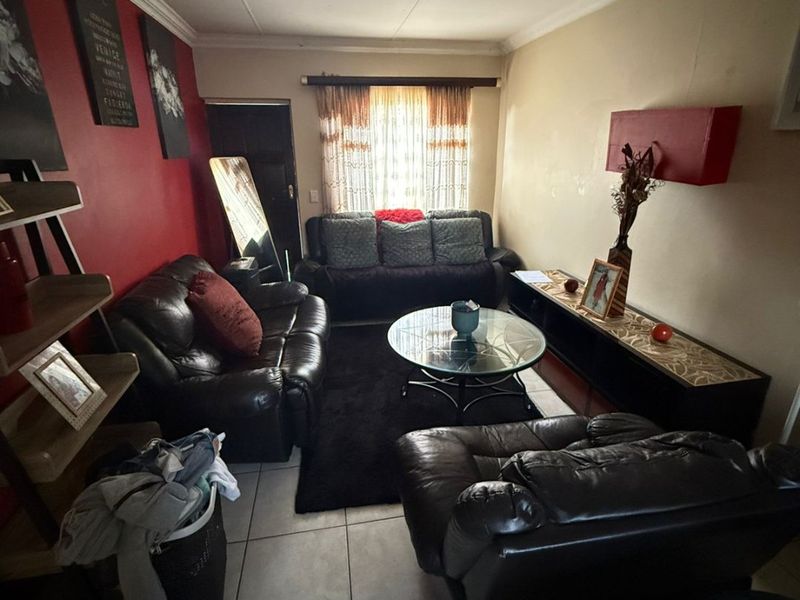 Comfort & Secure Living in a Sought-After Security Complex - Photo 7