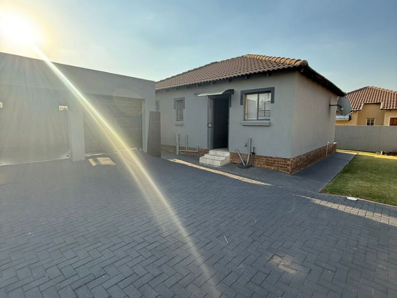 Comfort & Secure Living in a Sought-After Security Complex - Photo 6