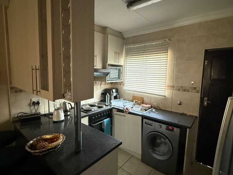 Comfort & Secure Living in a Sought-After Security Complex - Photo 9