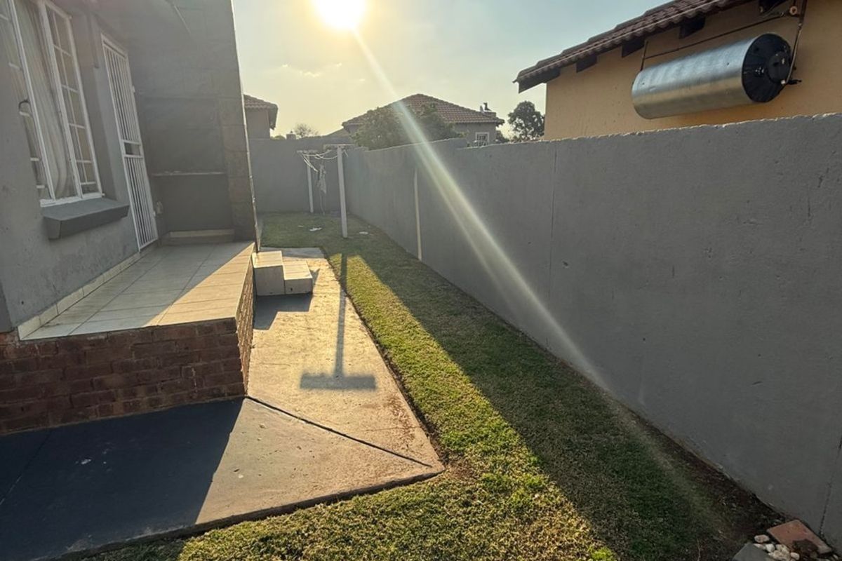 Comfort & Secure Living in a Sought-After Security Complex - Photo 4