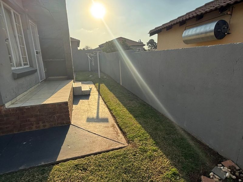 Comfort & Secure Living in a Sought-After Security Complex - Photo 4