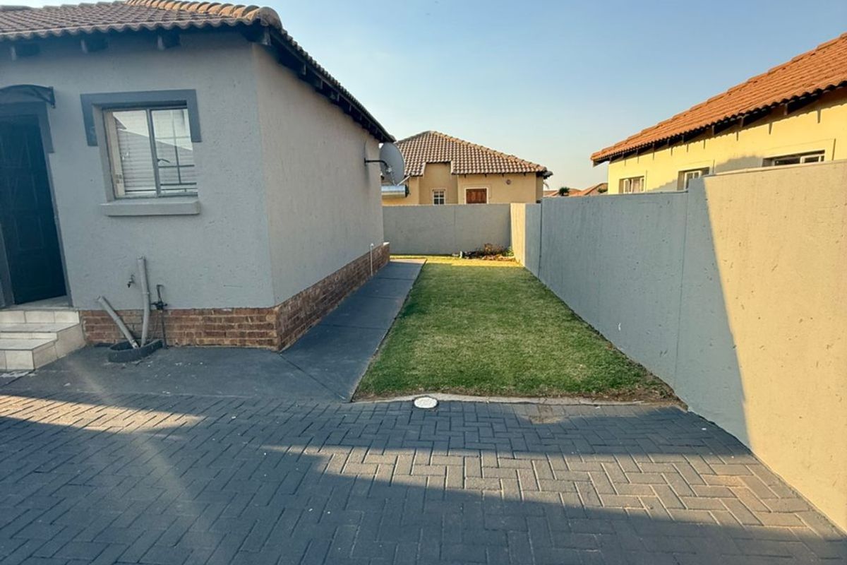 Comfort & Secure Living in a Sought-After Security Complex - Photo 3