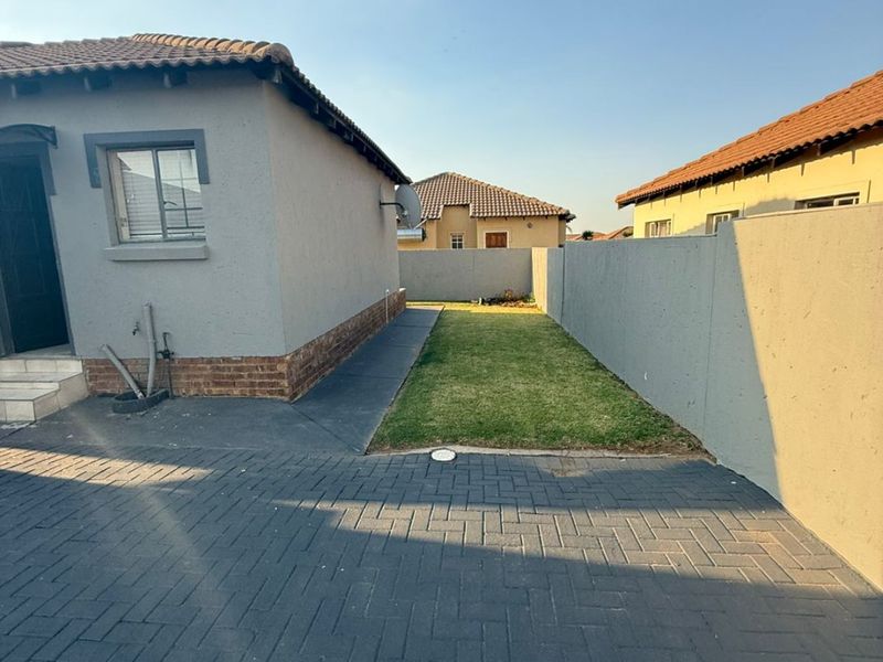 Comfort & Secure Living in a Sought-After Security Complex - Photo 3