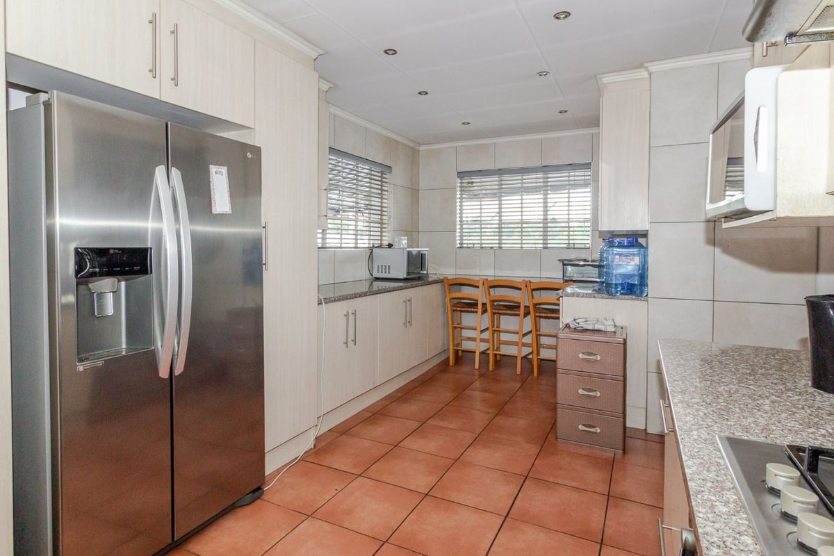 Modern Family Home with 2 Income-Generating Flatlets & Dual Entrances! - Photo 5