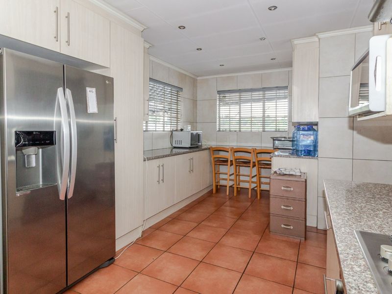 Modern Family Home with 2 Income-Generating Flatlets & Dual Entrances! - Photo 5