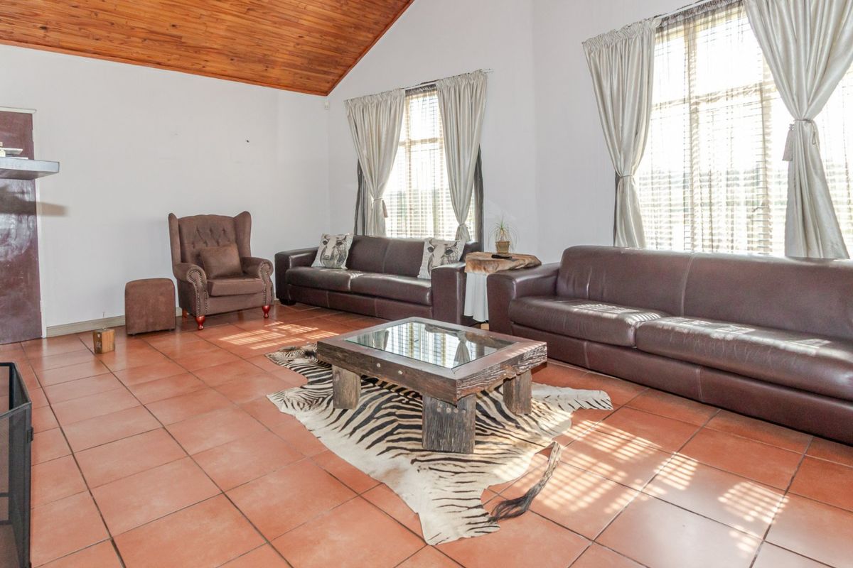 Modern Family Home with 2 Income-Generating Flatlets & Dual Entrances! - Photo 2