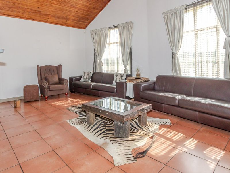 Modern Family Home with 2 Income-Generating Flatlets & Dual Entrances! - Photo 2