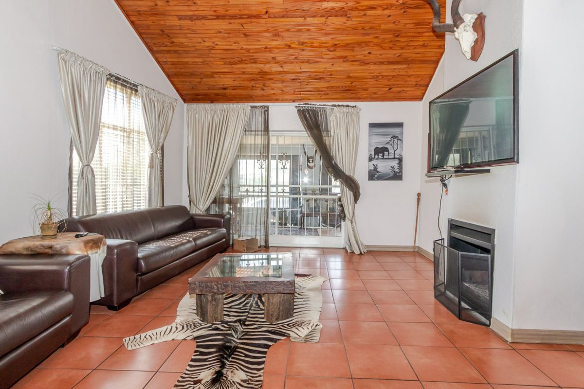 Modern Family Home with 2 Income-Generating Flatlets & Dual Entrances! - Photo 4