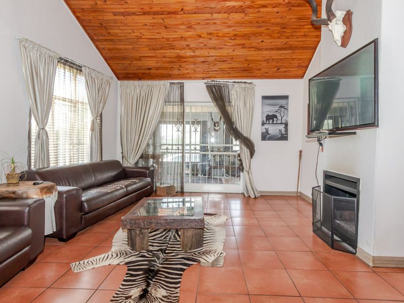 Modern Family Home with 2 Income-Generating Flatlets & Dual Entrances! - Photo 4