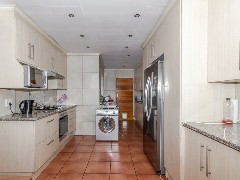 Modern Family Home with 2 Income-Generating Flatlets & Dual Entrances! - Photo 7