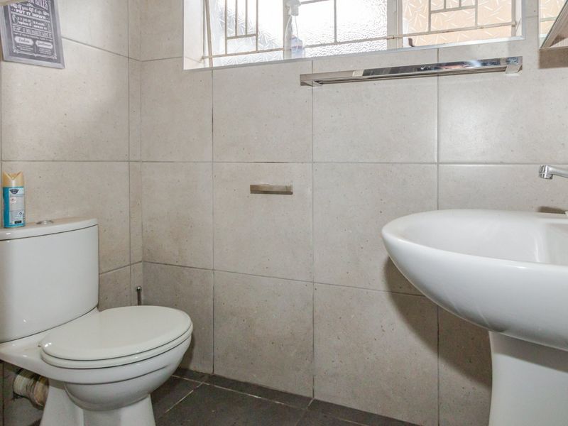 Modern Family Home with 2 Income-Generating Flatlets & Dual Entrances! - Photo 9