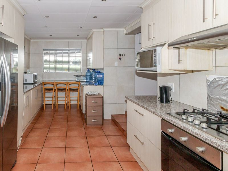 Modern Family Home with 2 Income-Generating Flatlets & Dual Entrances! - Photo 6