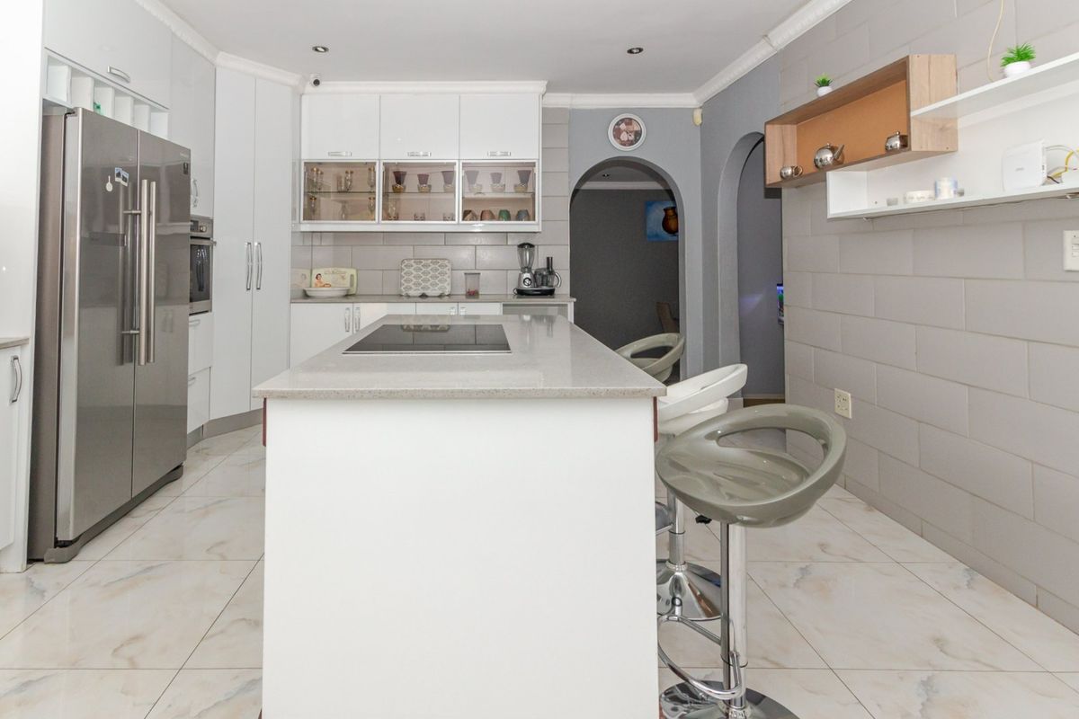 Ultra-Modern Masterpiece in Enclosed Birchleigh North with Solar & Flatlet – No Work Required! - Photo 3