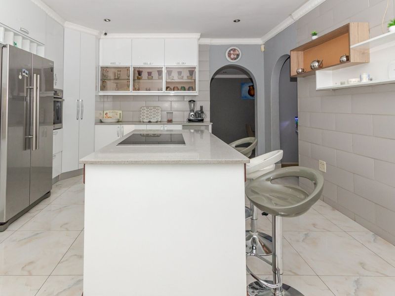 Ultra-Modern Masterpiece in Enclosed Birchleigh North with Solar & Flatlet – No Work Required! - Photo 3