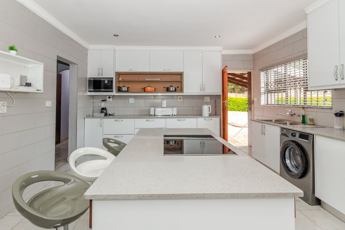 Ultra-Modern Masterpiece in Enclosed Birchleigh North with Solar & Flatlet – No Work Required! - Photo 2