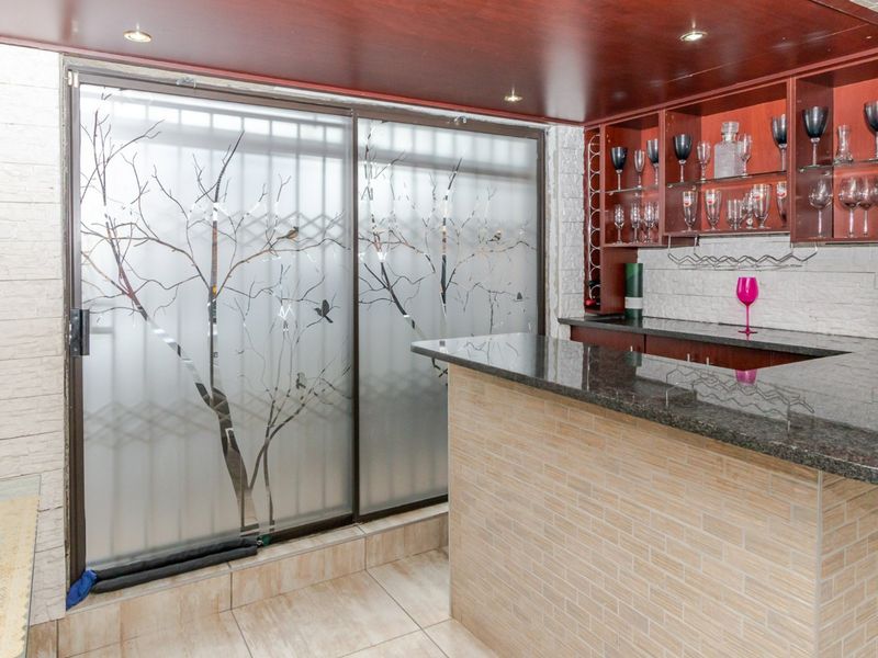 Ultra-Modern Masterpiece in Enclosed Birchleigh North with Solar & Flatlet – No Work Required! - Photo 4