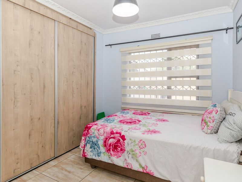 Ultra-Modern Masterpiece in Enclosed Birchleigh North with Solar & Flatlet – No Work Required! - Photo 9