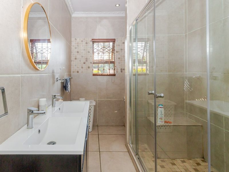 Ultra-Modern Masterpiece in Enclosed Birchleigh North with Solar & Flatlet – No Work Required! - Photo 7