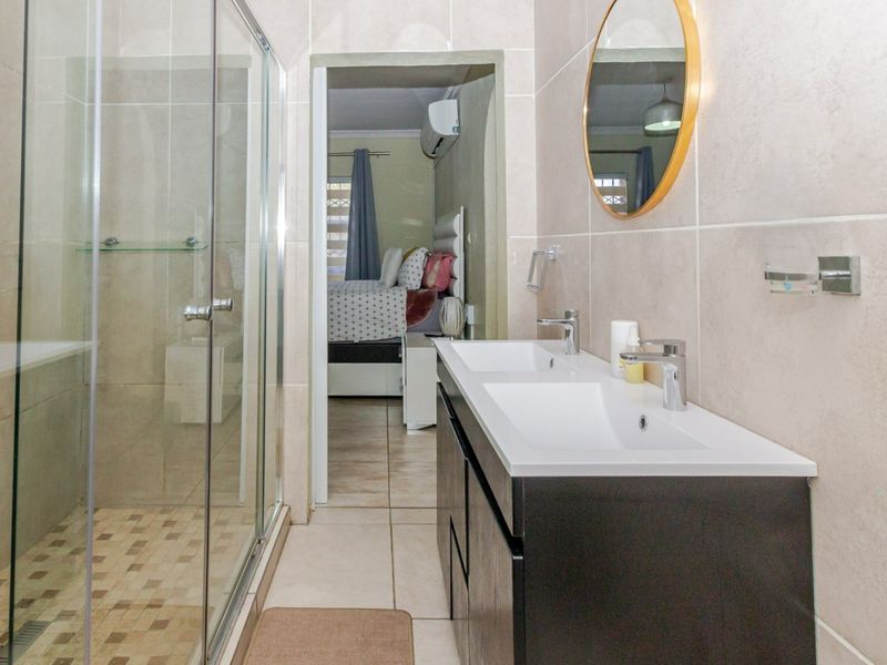 Ultra-Modern Masterpiece in Enclosed Birchleigh North with Solar & Flatlet – No Work Required! - Photo 6