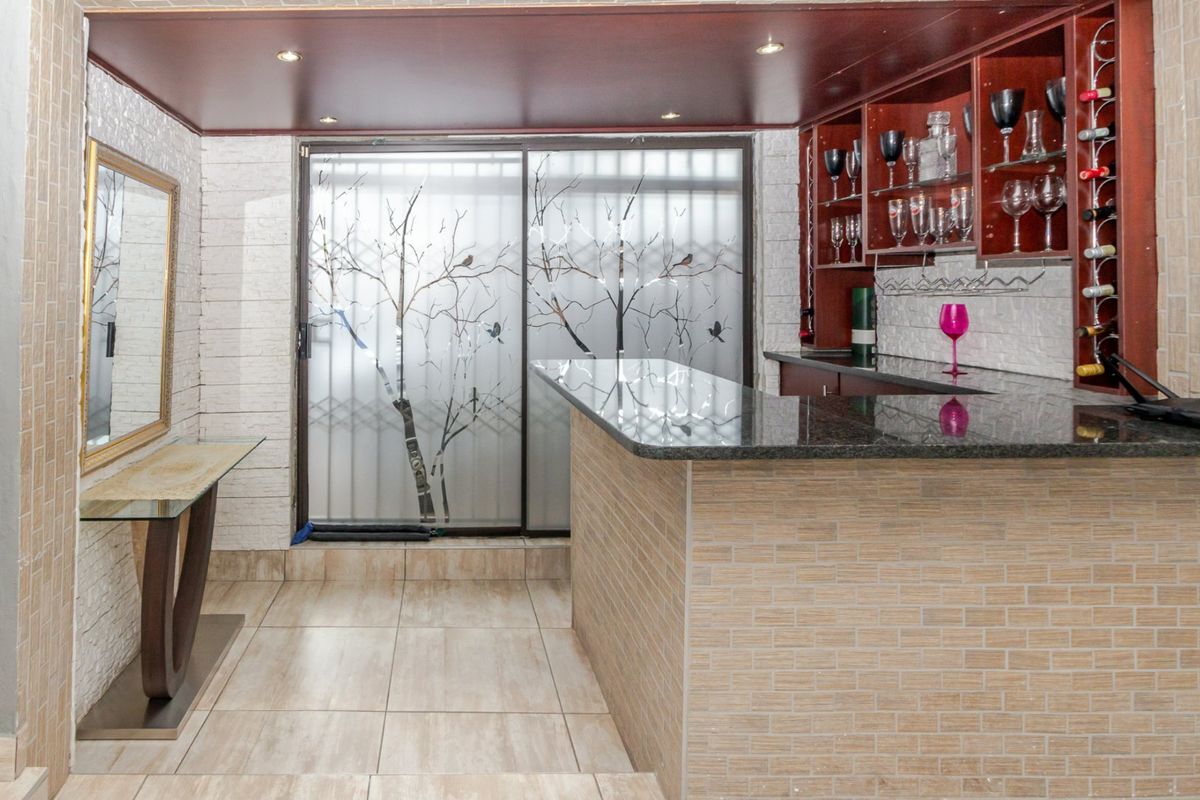 Ultra-Modern Masterpiece in Enclosed Birchleigh North with Solar & Flatlet – No Work Required! - Photo 5