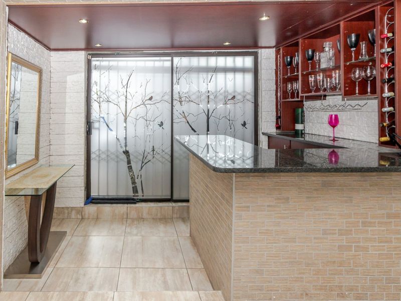 Ultra-Modern Masterpiece in Enclosed Birchleigh North with Solar & Flatlet – No Work Required! - Photo 5