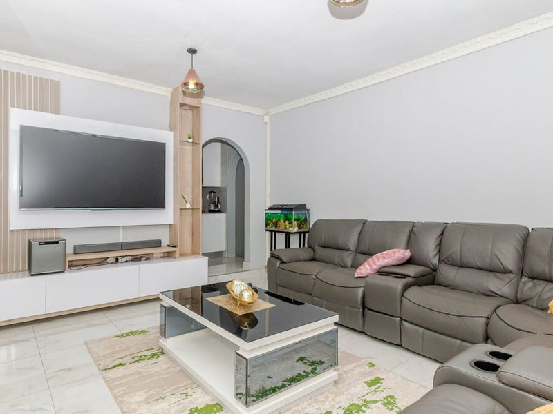 Ultra-Modern Masterpiece in Enclosed Birchleigh North with Solar & Flatlet – No Work Required! - Photo 1