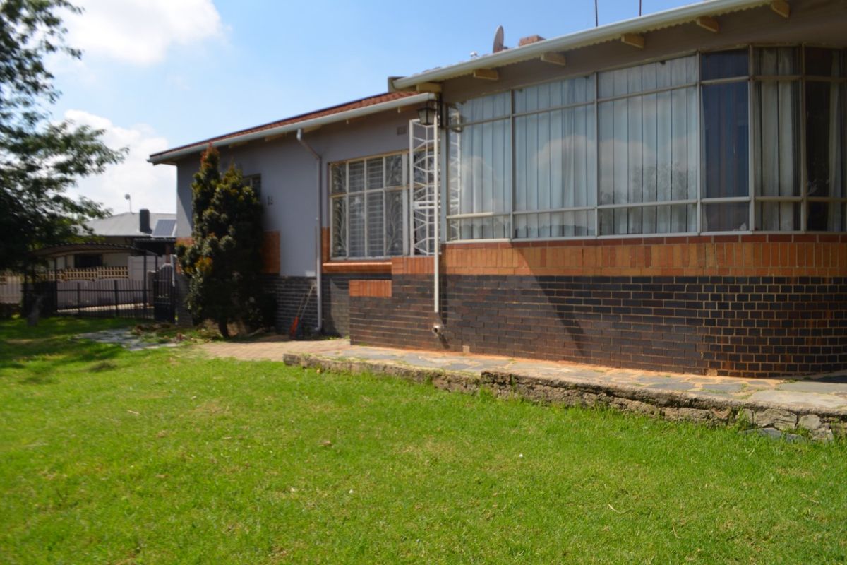 LARGE CORNER  STAND PROPERTY FOR SALE IN WENTWORTH PARK - Photo 3