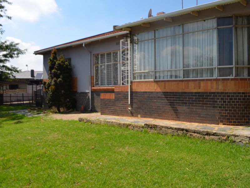 LARGE CORNER  STAND PROPERTY FOR SALE IN WENTWORTH PARK - Photo 3