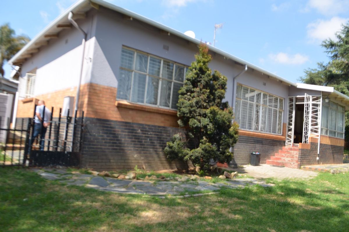 LARGE CORNER  STAND PROPERTY FOR SALE IN WENTWORTH PARK - Photo 2