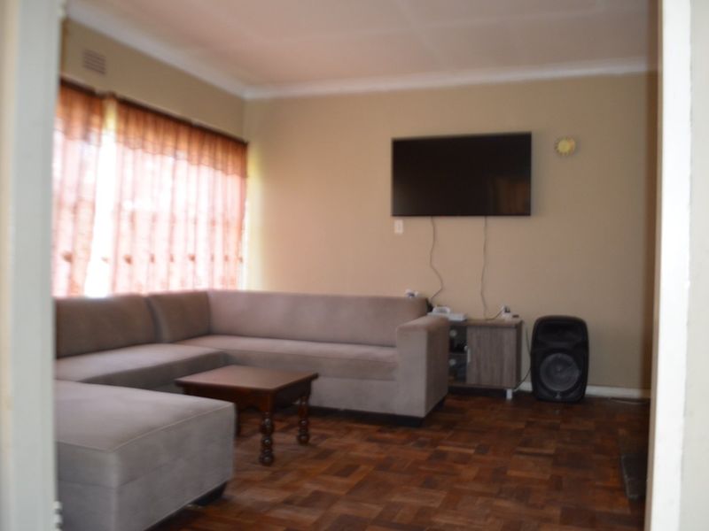 LARGE CORNER  STAND PROPERTY FOR SALE IN WENTWORTH PARK - Photo 6