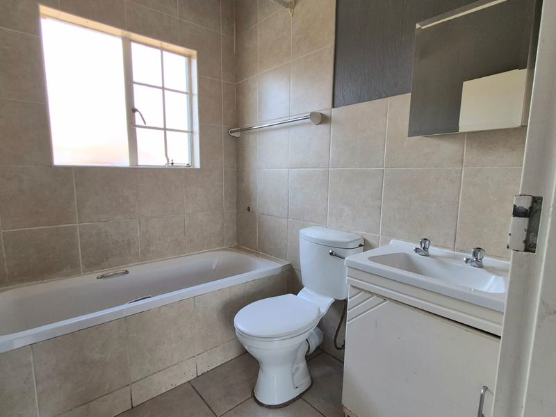 Priced to Sell – Secure 2-Bedroom Starter Apartment! - Photo 10