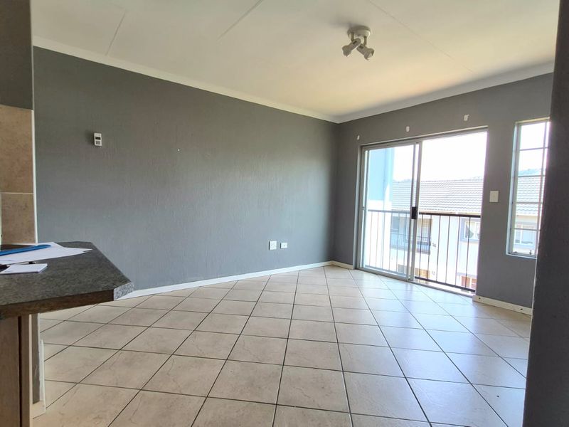 Priced to Sell – Secure 2-Bedroom Starter Apartment! - Photo 7