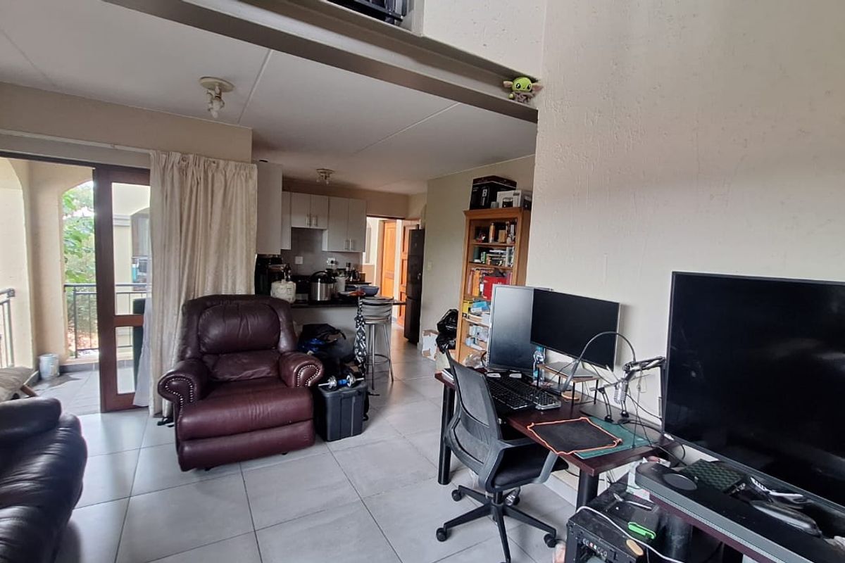 Modern  Apartment / Loft With Stylish Finishes In Randpark Ridge - Photo 4