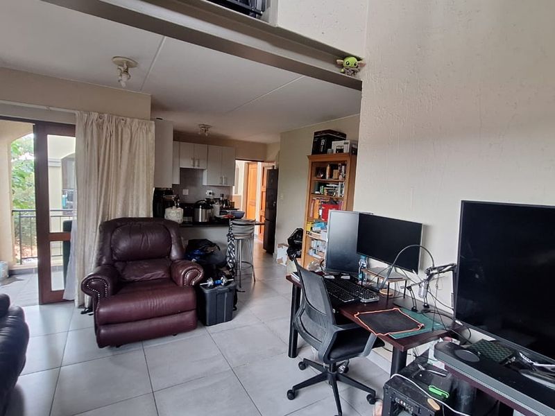 Modern  Apartment / Loft With Stylish Finishes In Randpark Ridge - Photo 4