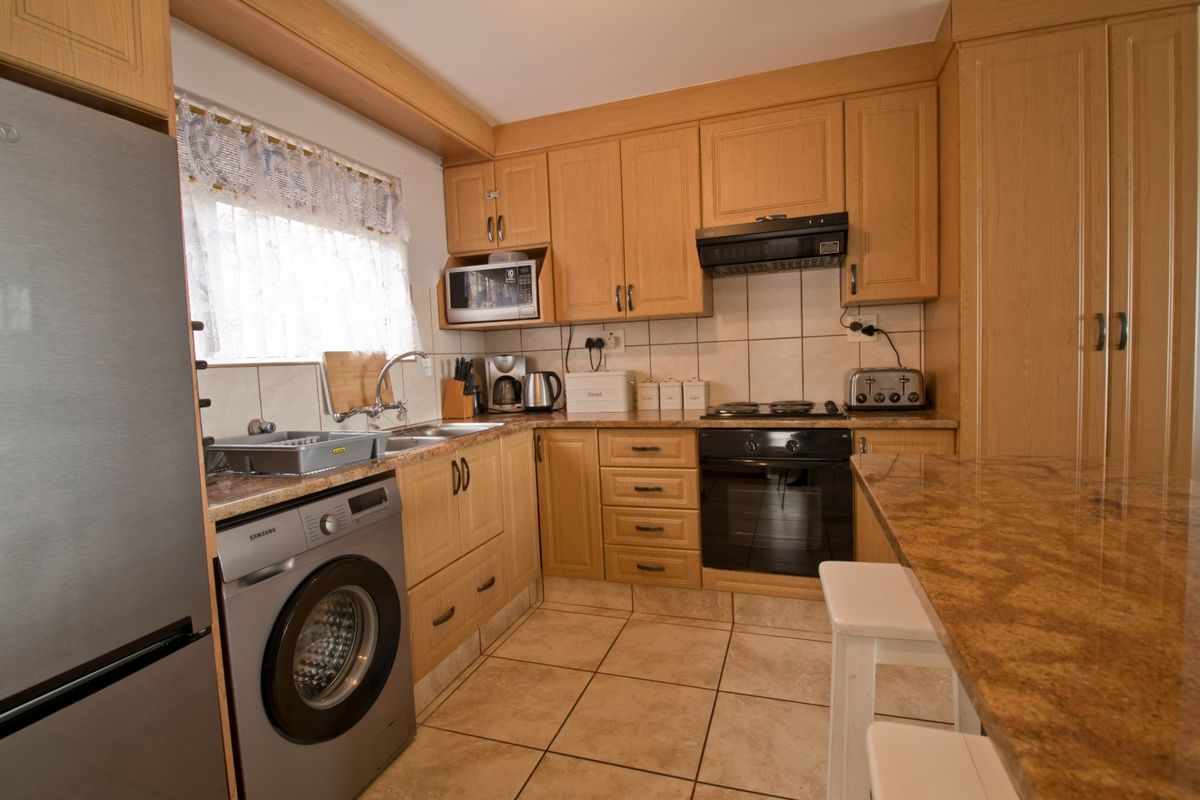 Three Bedrooms... One Garage... Furnished... Sea View.... Close to the Beach !!! - Photo 4