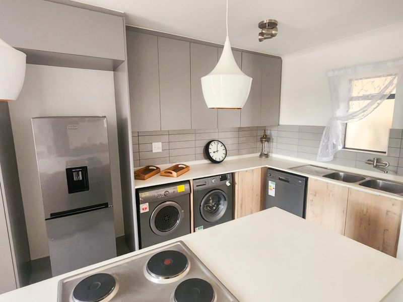 3 Bedroom, 2 bathroom apartment to rent in Irene, Southdowns View. - Photo 2