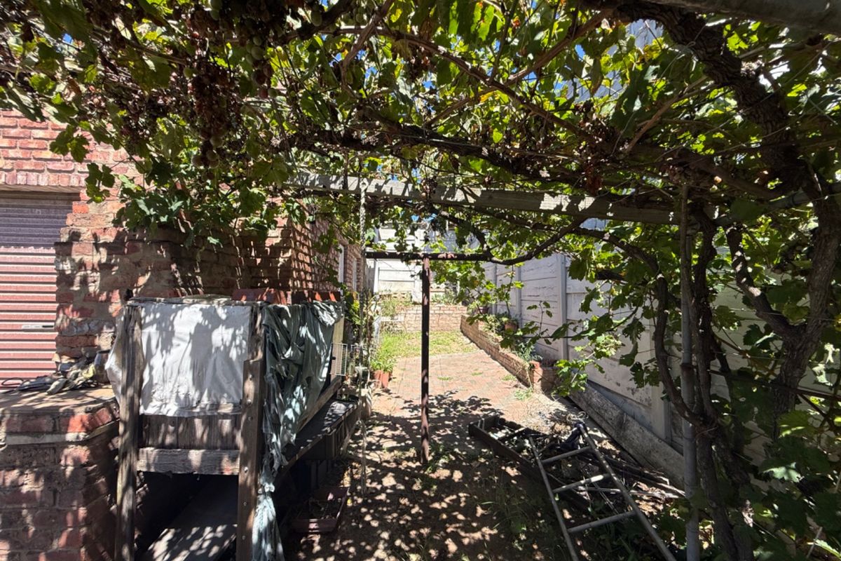 Large home with double garage  - Photo 3