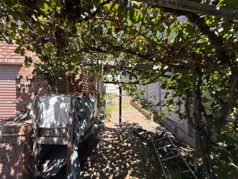 Large home with double garage  - Photo 3