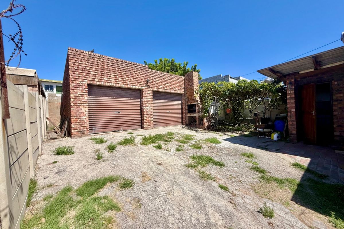 Large home with double garage  - Photo 5