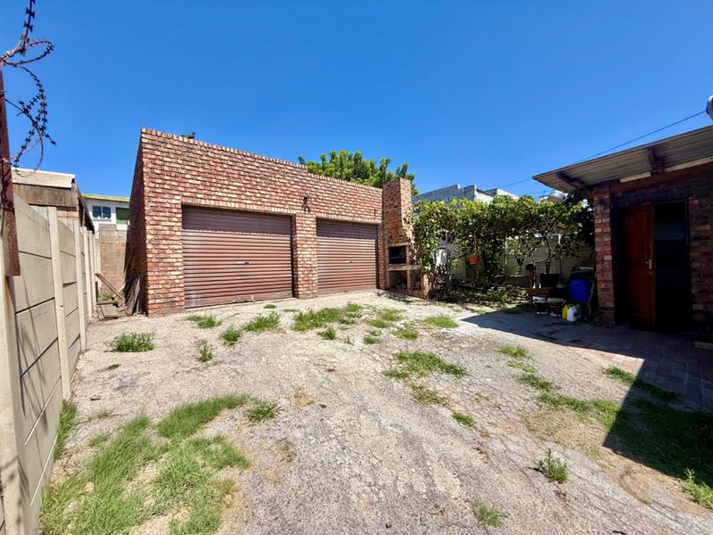 Large home with double garage  - Photo 5