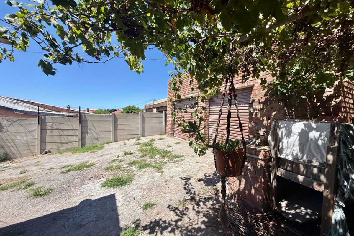 Large home with double garage  - Photo 4