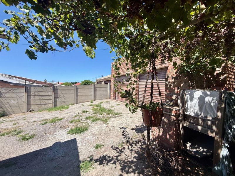 Large home with double garage  - Photo 4