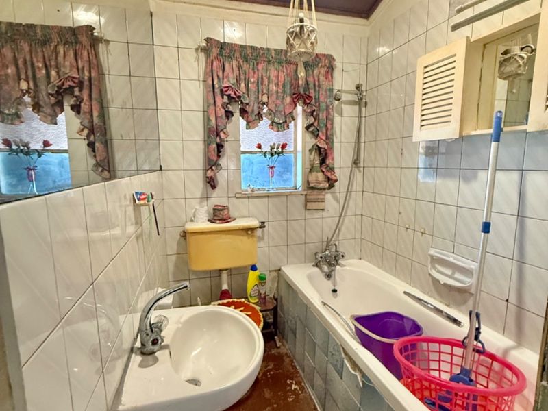 Large home with double garage  - Photo 10