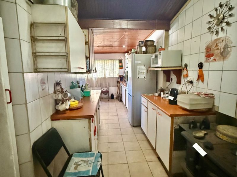 Large home with double garage  - Photo 9