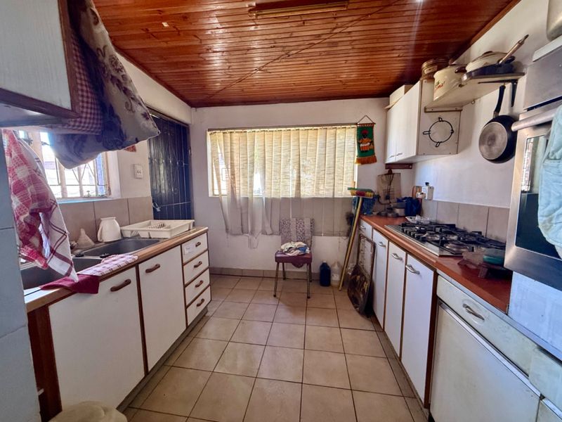 Large home with double garage  - Photo 7