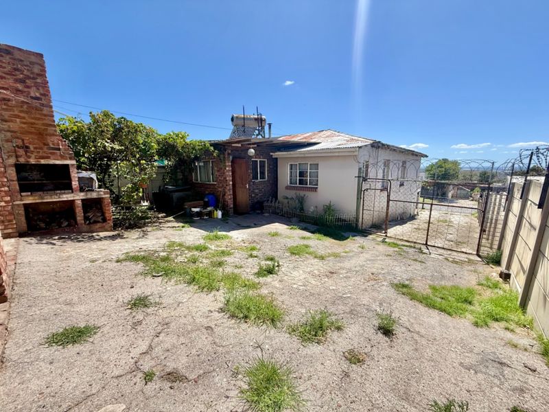 Large home with double garage  - Photo 6