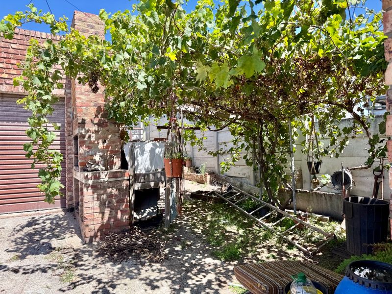 Large home with double garage  - Photo 2