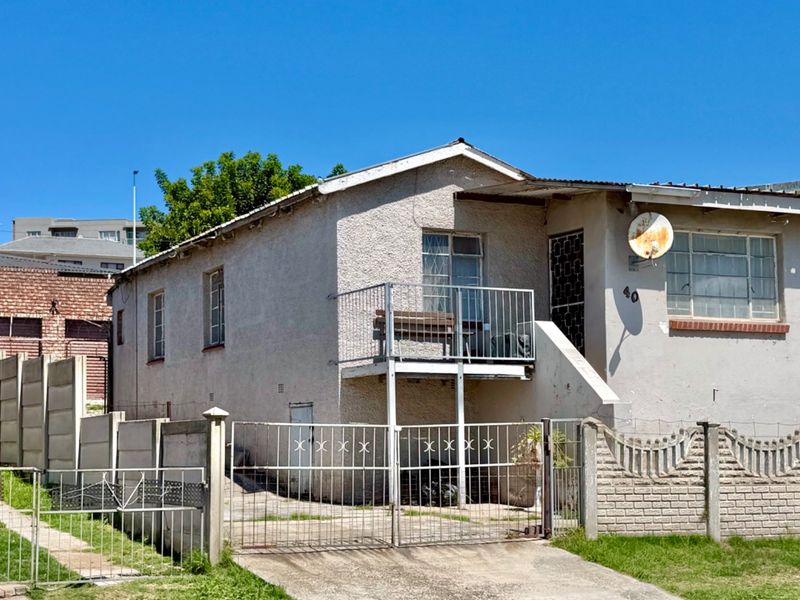 Large home with double garage  - Photo 1